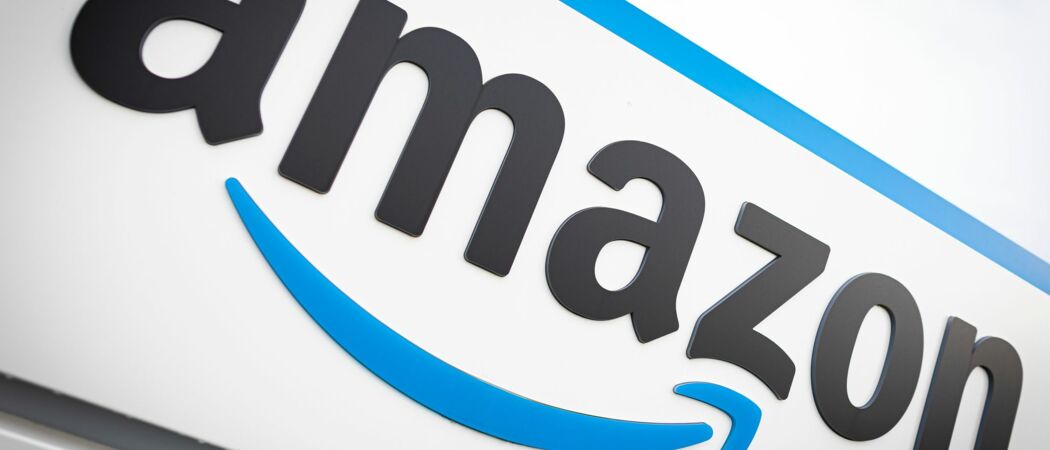 Das Logo von Amazon ist am neuen Logistikzentrum des Onlineversandhändlers in Helmstedt zu sehen. (zu dpa: «Amazon startet Schnäppchenportal Haul auch in Deutschland»)