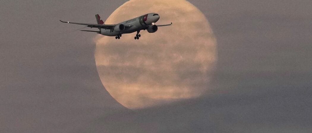 Ein Flugzeug der TAP Air Portugal nähert sich vor Sonnenaufgang dem Flughafen von Lissabon, während der Mond noch am Himmel steht. (zu dpa: «EU-Verkehrsminister stimmen über neue Fluggastrechte ab»)
