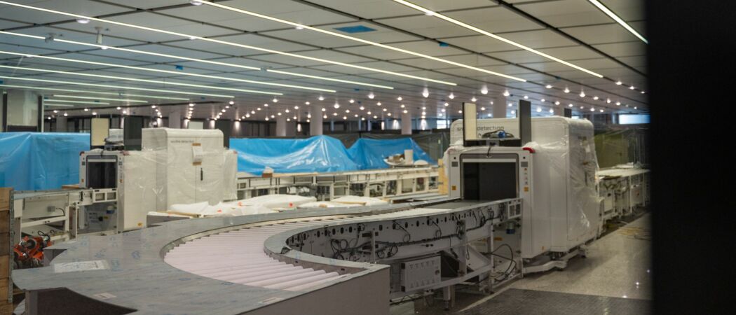 Geräte für die Sicherheitskontrolle von Gepäckstücken stehen im zukünftigen Erweiterungsbau des Terminal 1 des Münchner Flughafens. Unter anderem wurden bereits die Gate-Bereiche und die zentrale Sicherheitskontrolle installiert. Im Außenbereich werden aktuell die Fluggastbrücken montiert. Der neue Erweiterungsbau des Flughafens soll 2026 eröffnet werden. (zu dpa: «Flughafen München: Platz für sechs Millionen mehr Passagiere»)