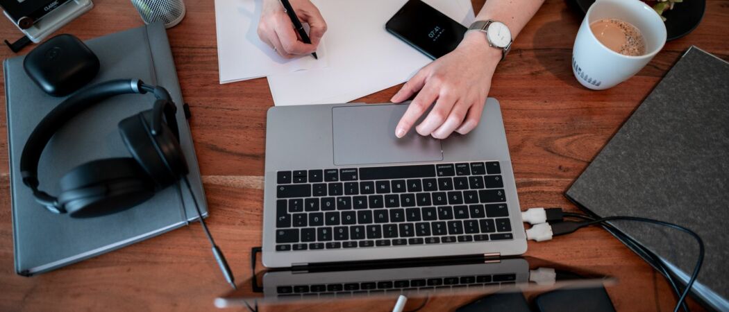 Frau arbeitet daheim an einem Laptop