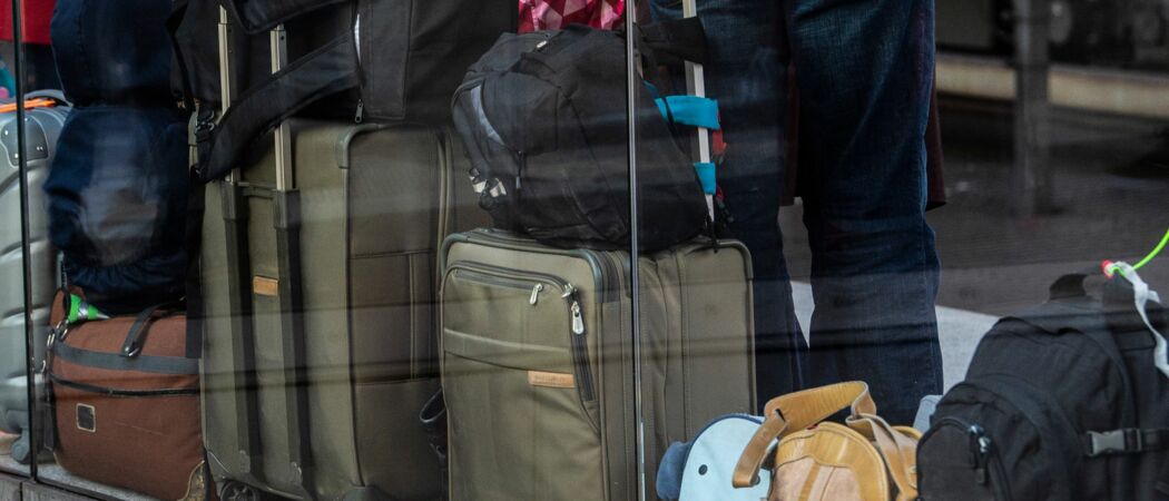 Reisende an einem Bahnsteig