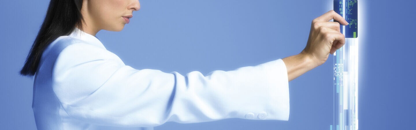 Eine Frau hält eine Bankkarte in einen virtuellen Datenstrom.