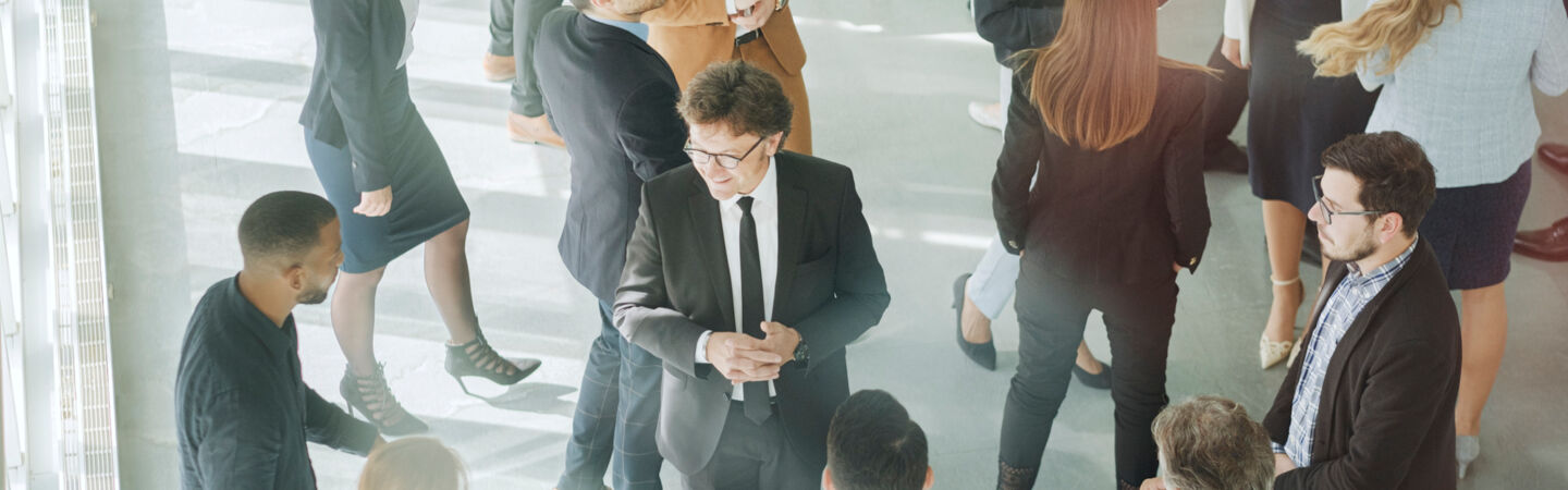 Mehrere Geschäftspersonen in formeller Kleidung stehen zusammen