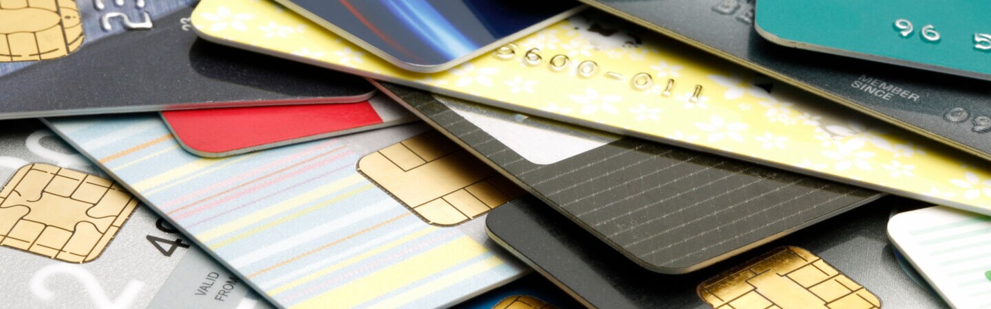 Unterschiedliche Kreditkarten übereinandergelagert.