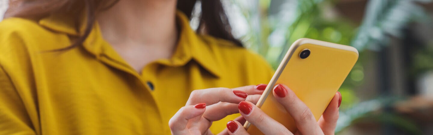 Eine Person sucht etwas auf ihrem Smartphone.