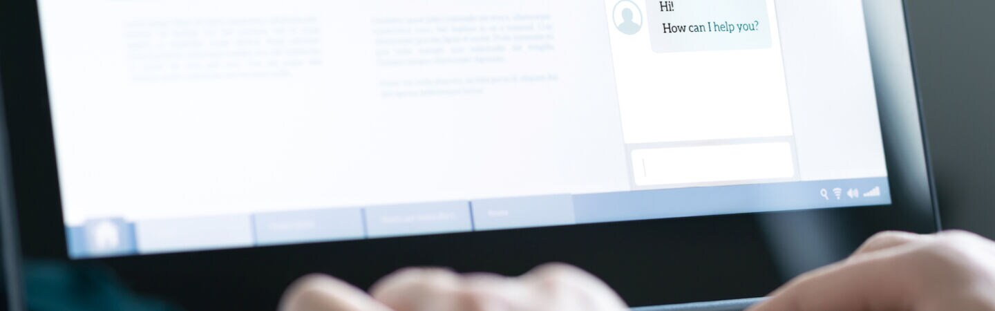 Bild: Hände die auf einer Tastatur tippen