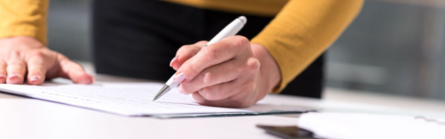 Nahaufnahme einer schreibenden Hand.