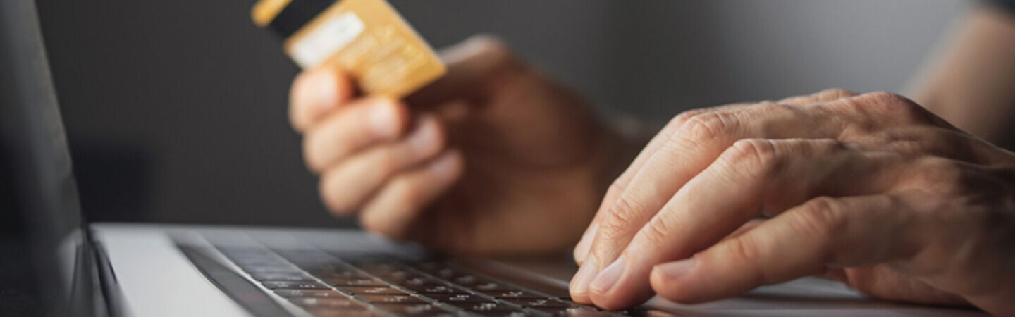 Nahaufnahme von Kreditkarte und Laptop während des Online-Shoppings