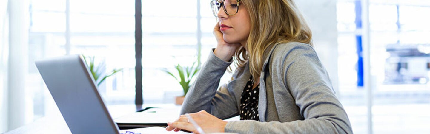 Freelancerin arbeitet am Laptop.