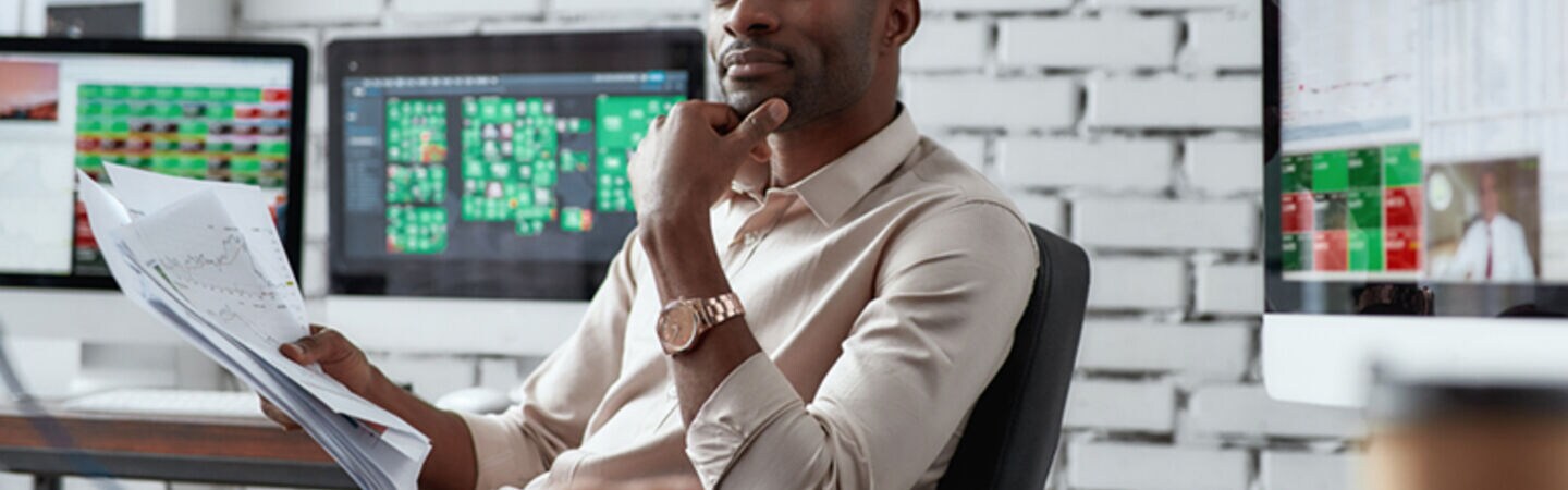 Mann sitzt und denkt.