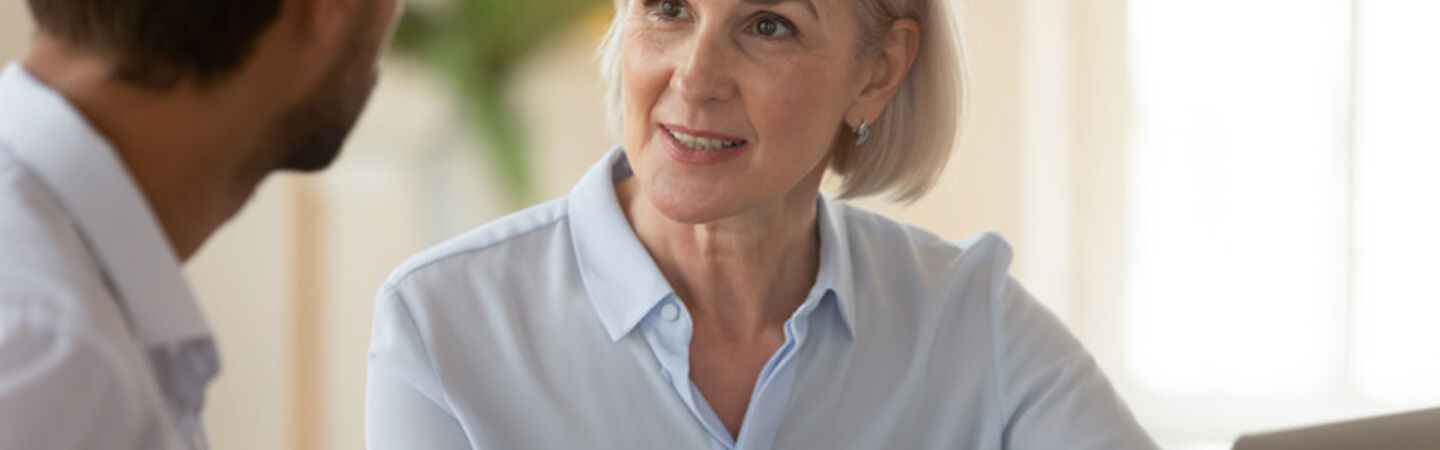 zwei Personen sind im Gespräch