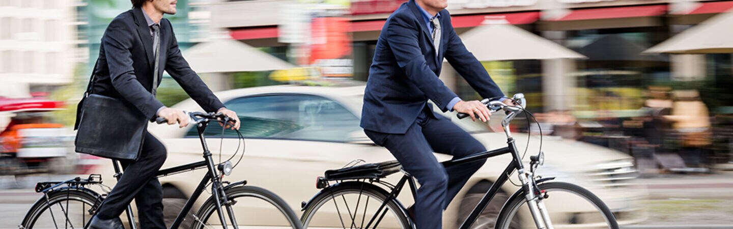 Zwei Personen auf dem Fahrrad