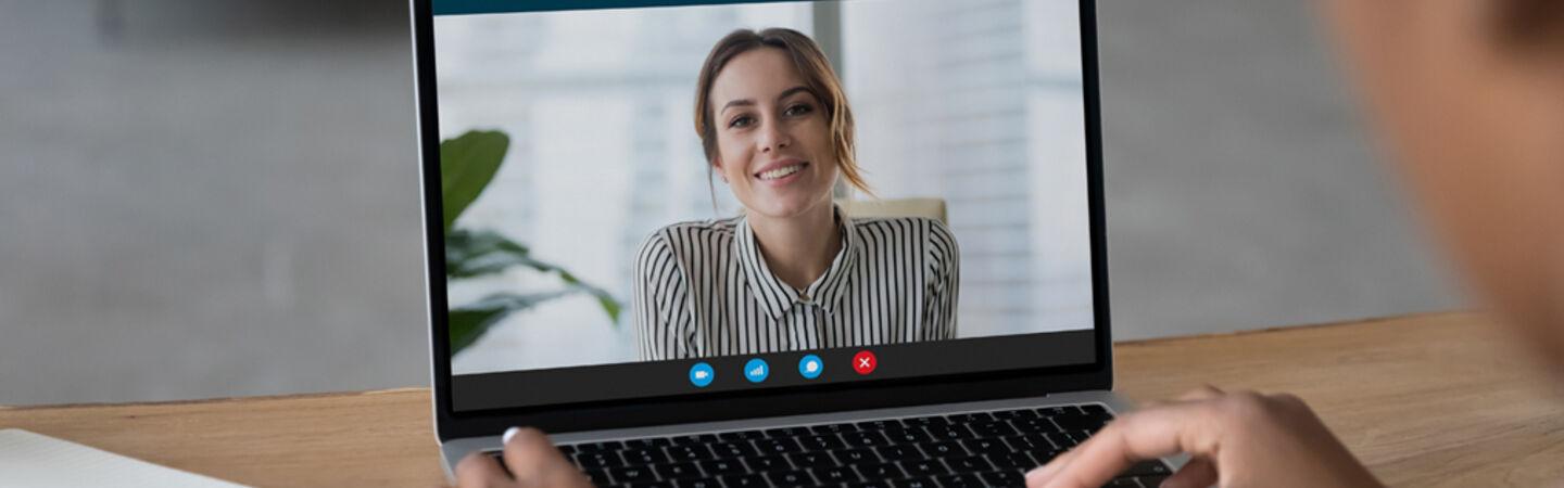 Blogbild: Es ist eine Frau auf einem Laptop zu sehen