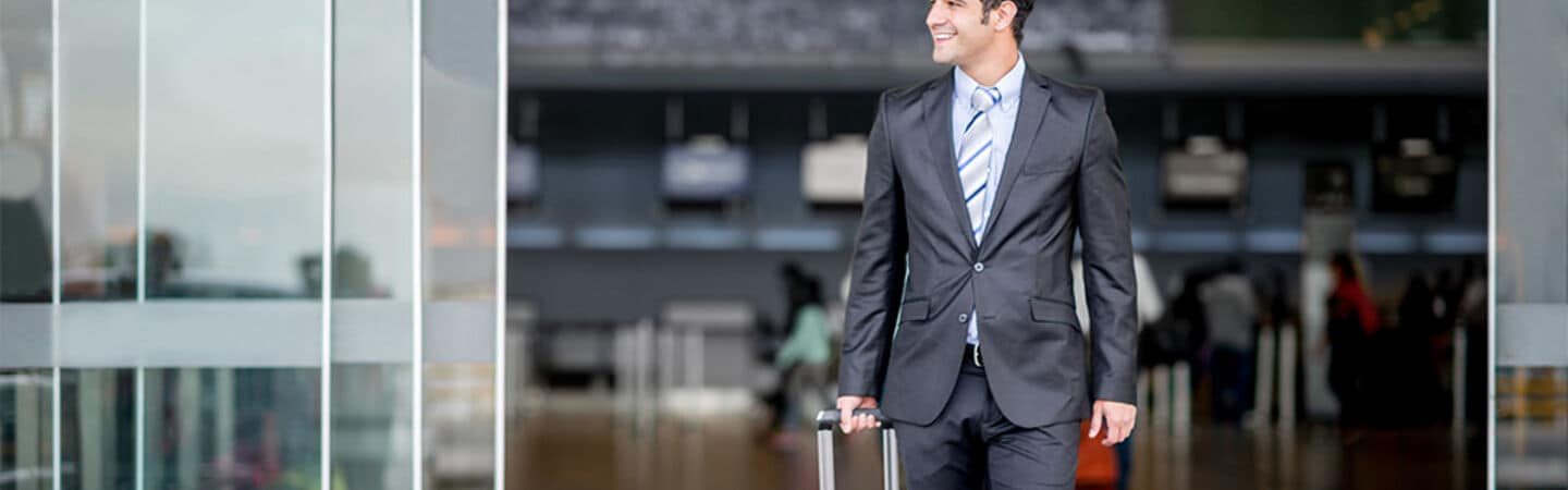 Blogbild: Mann kommt aus Flughafen