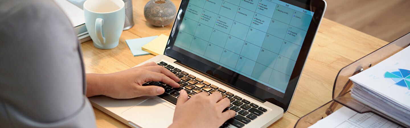 Blogbild: Person arbeitet am Laptop