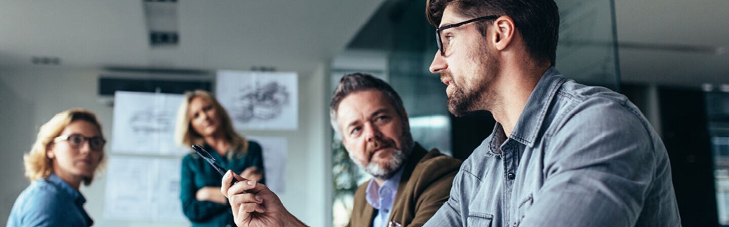 Blogbild: Meeting voller Mitarbeitenden