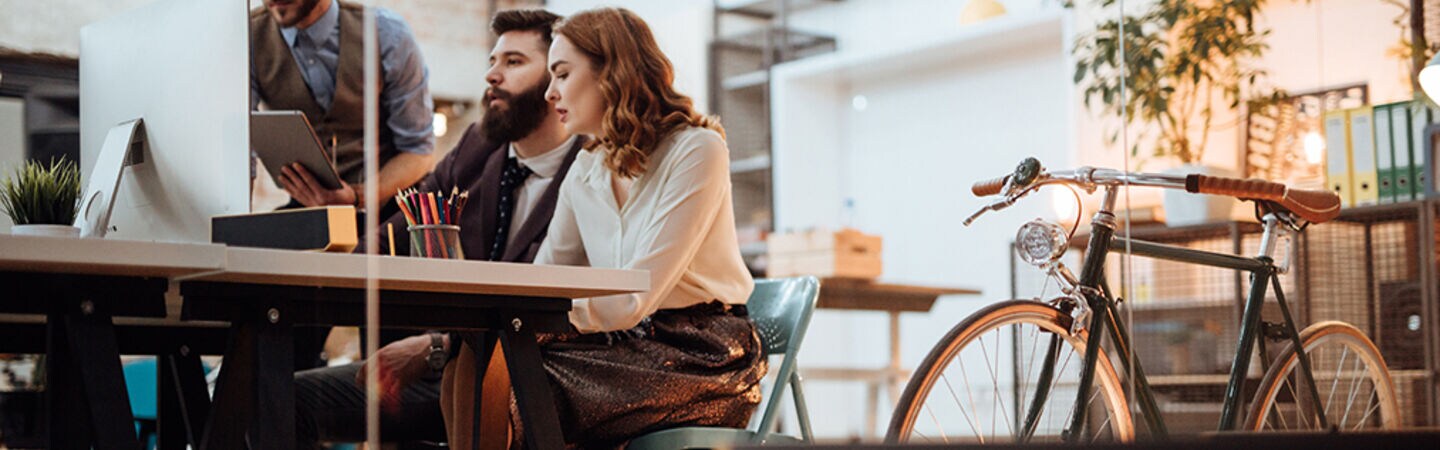 Blogbild: Junge Mitarbeitendeschauen zsm auf einen Bildschirm