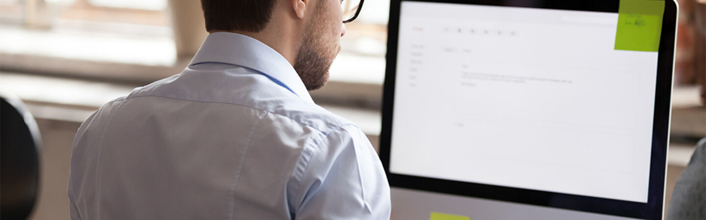 Blogbild: Person sitzt vor einem Computer