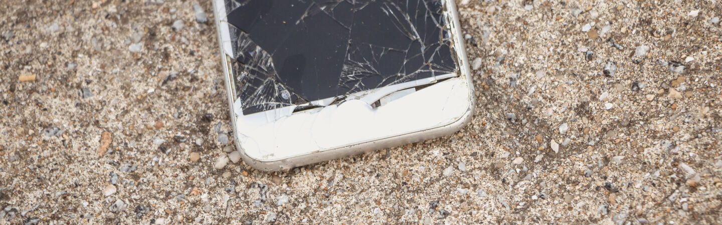 Artikelbild: Zerbrochenes Display eines Handys auf dem Boden