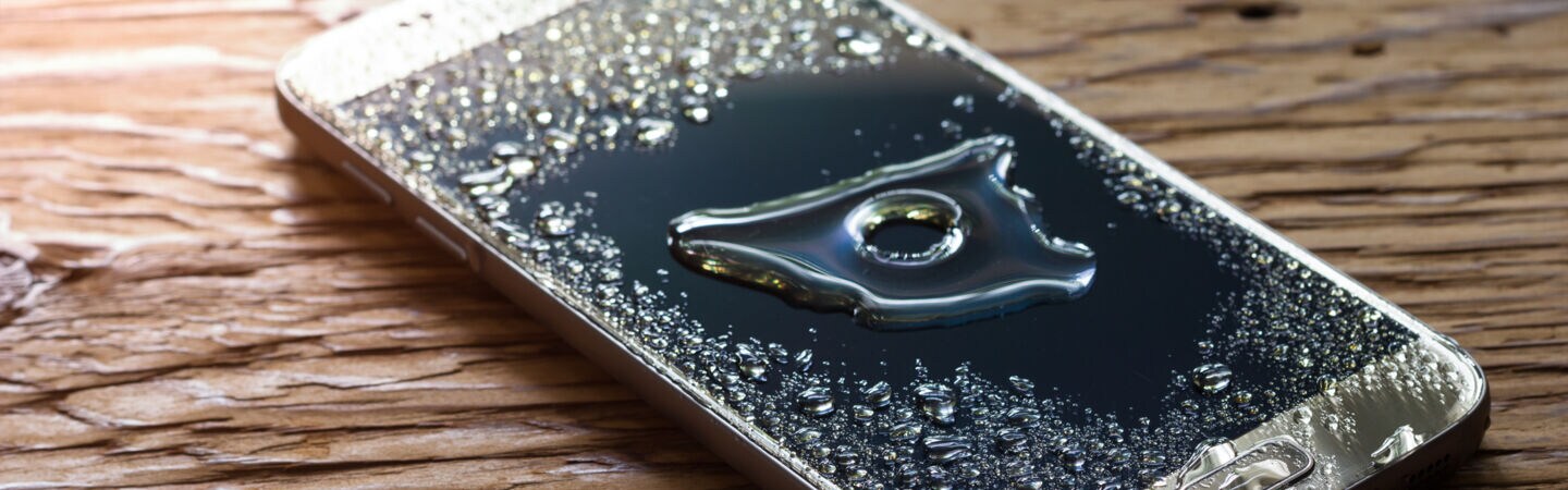 Artikelbild: Handy mit Wasserschaden