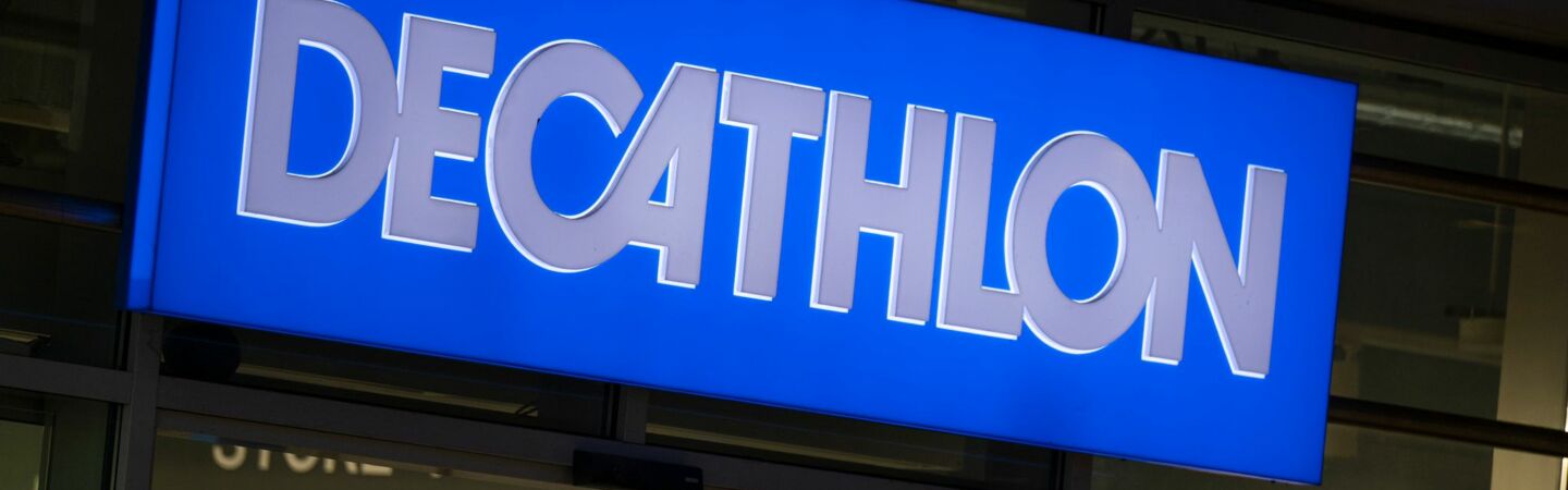 Das Logo der Handelskette Decathlon ist an der Fassade über dem Eingang zu einem Decathlon-Geschäft angebracht. (zu dpa: «Decathlon zieht in Galeria-Filialen ein»)