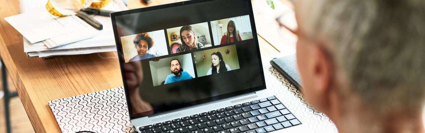 Artikelbild Person sitzt vor dem Laptop in meinem Meeting
