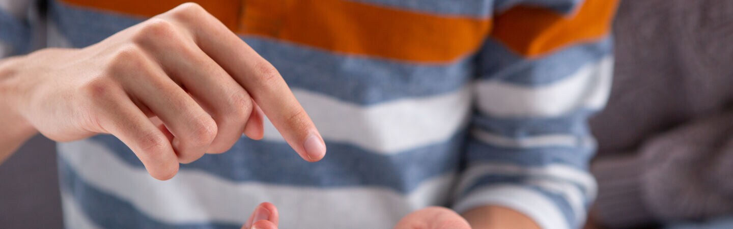 Artikelbild Person zeigt auf sein iPhone