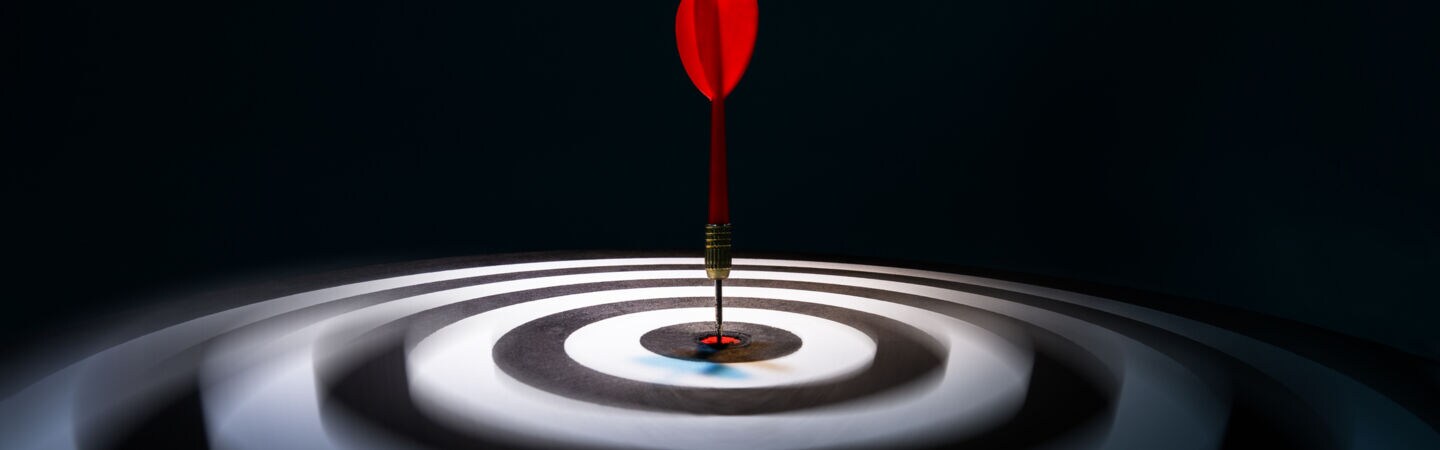 Artikelbild Dart in der Mitte der Dartscheibe