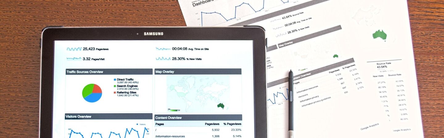 Bild: Marktanalyse auf Papier und Tablet