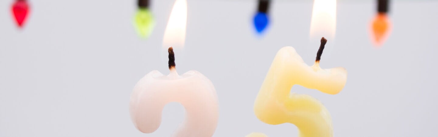 Angezündete Kerze, die die Zahl 25 zeigt