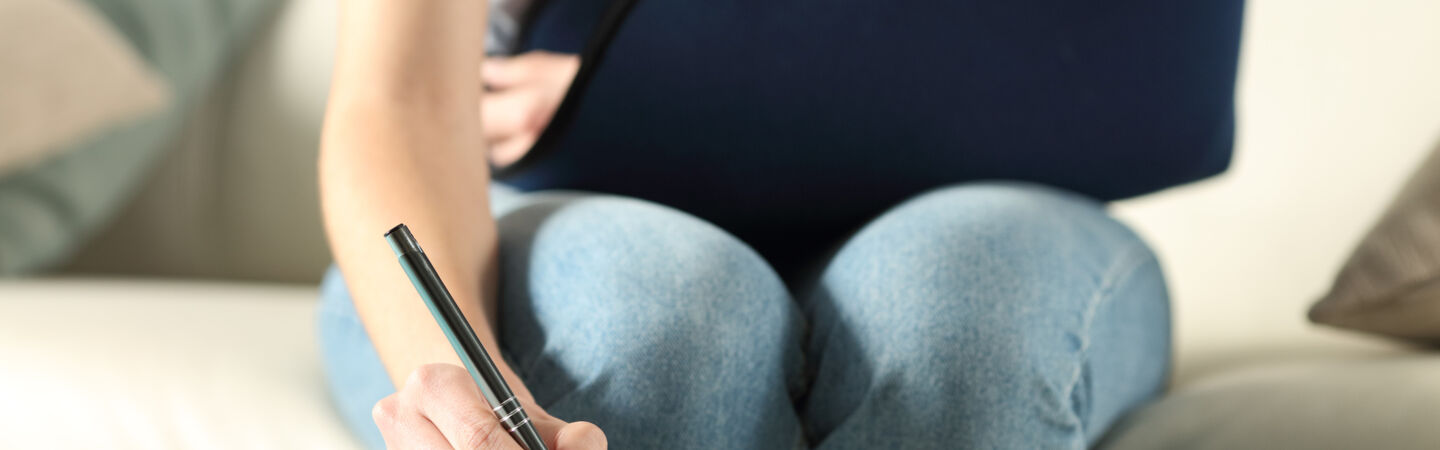 Blogbild: Frau mit gegipsten Arm unterzeichnet Dokument