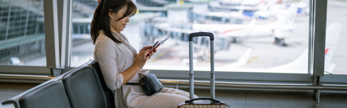 Frau wartet am FLughafen