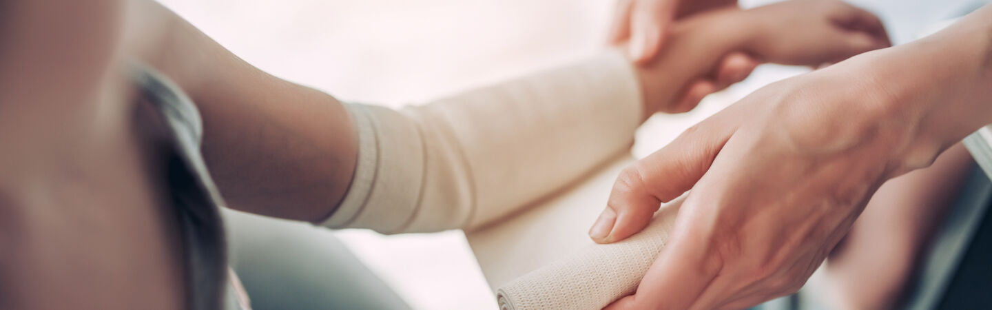 Kind kriegt einen Gips beim Arzt