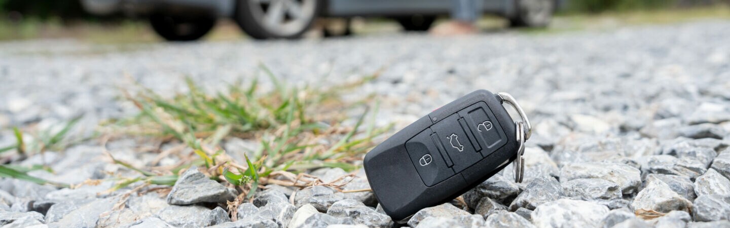 Verlorener Autoschlüssel auf dem Steinboden