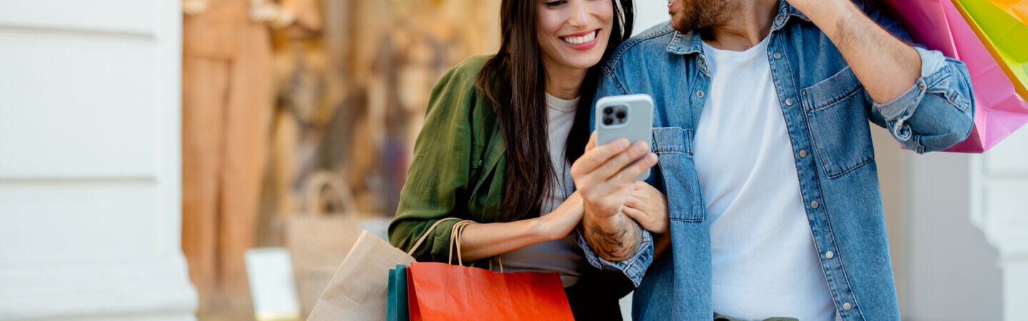 Ein Paar hält Einkaufstüten in den Händen