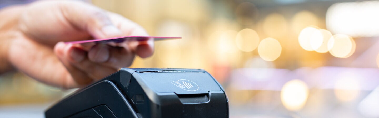 Person benutzt ihre Kreditkarte um zu bezahlen