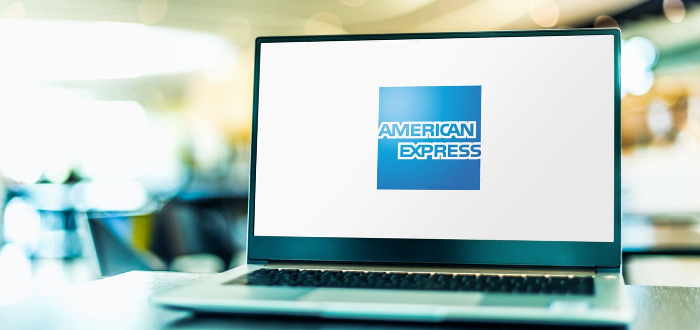 Ein aufgeklapptes Laptop, auf dessen Display der Schriftzug "American Express" zu lesen ist