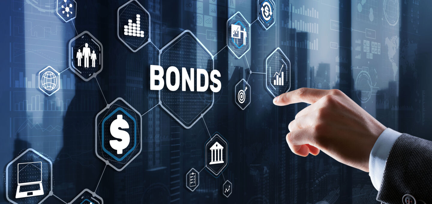 Nahaufnahme einer Hand, die auf ein großes Display zeigt, auf dem Symbole sowie das Wort "Bonds" zu sehen sind