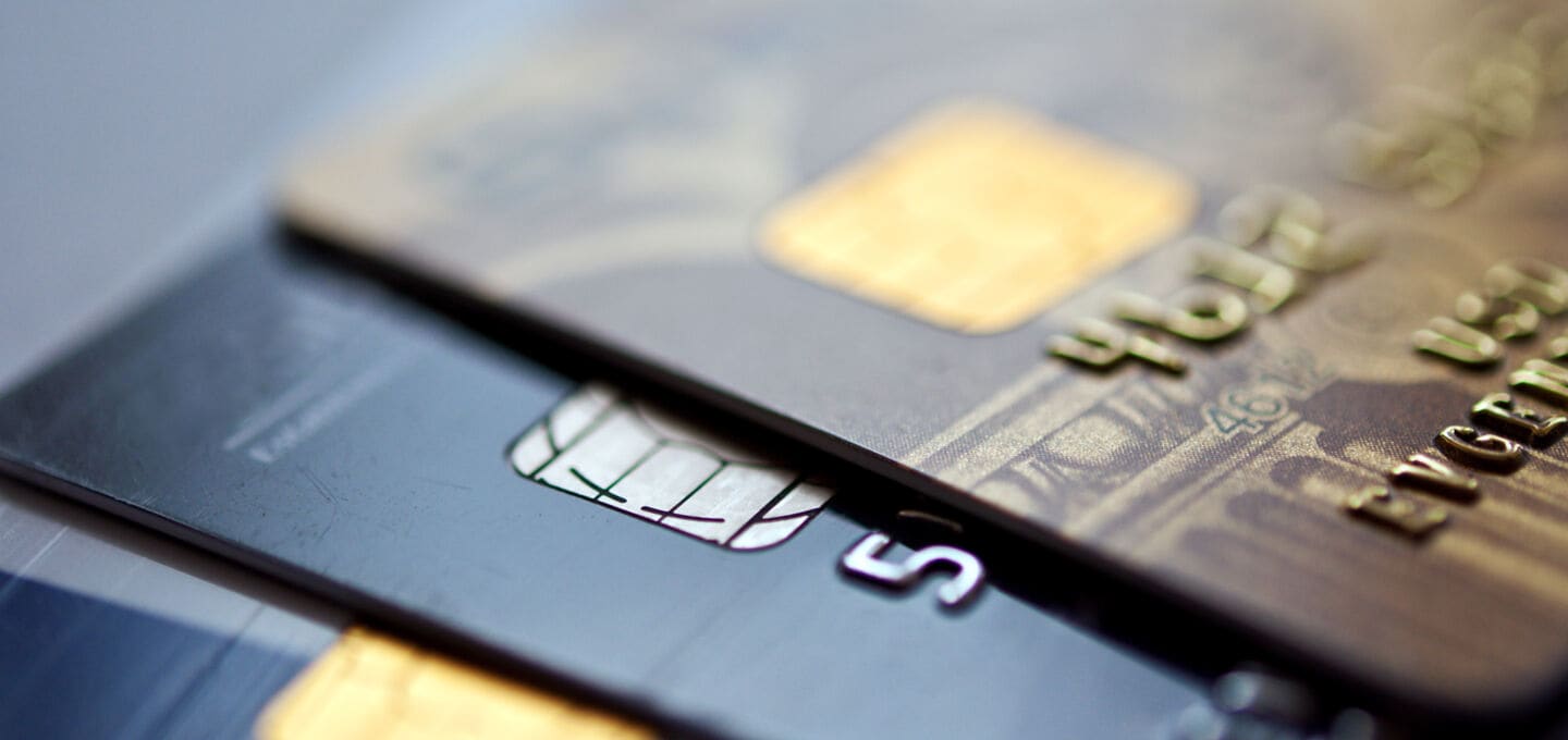 Nahaufnahme von mehreren übereinanderliegenden Kreditkarten