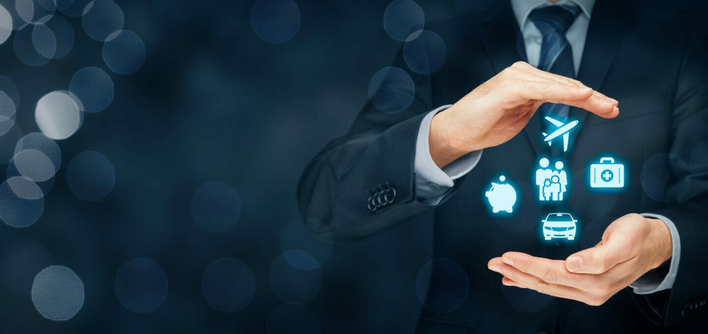 Nahaufnahme einer Person, die ihre Hände zu einem Kreis formt und digitale Symbole umschließt