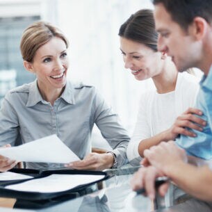 Ein Ehepaar lässt sich bei der Baufinanzierung beraten