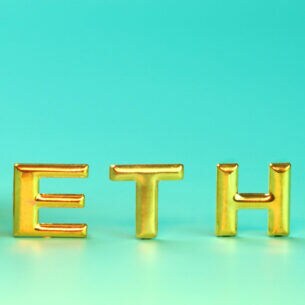 Eine Darstellung der Kryptowährung Ethereum als echte Münze aus Metall.