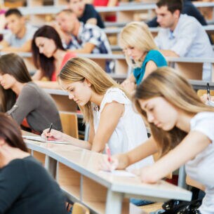 Studierende in einem Hörsaal