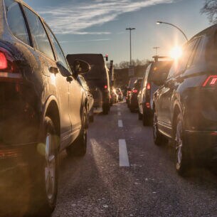 Mehrere Autos in der Rückansicht stehen im Stau