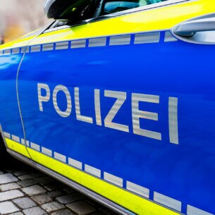 Detailaufnahme der Fahrertür eines deutschen Polizeiautos