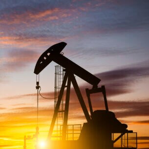 Eine Pumpe fördert im Sonnenuntergang Rohöl.