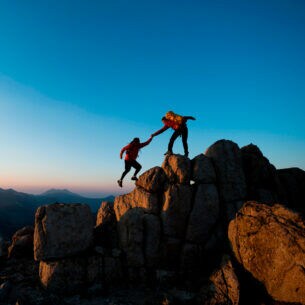 Zwei Personen auf einem Berggipfel
