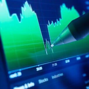 Kurverlauf auf einem Bildschirm. Ein Stift deutet auf den tiefsten Punkt.