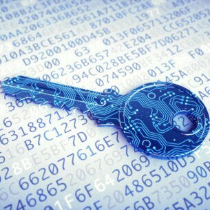 Ein blauer Schlüssel liegt auf einem Blatt mit Reihen von Zahlen und Buchstaben.