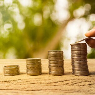 Mehrere Stapel Münzen in aufsteigender Reihenfolge nebeneinander.